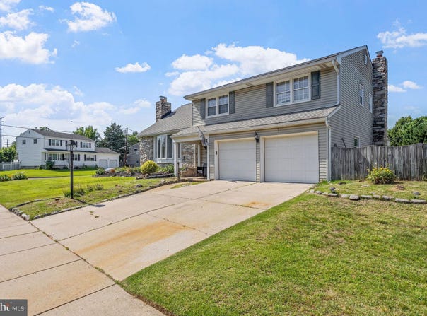 28 KINGSBRIDGE DRIVE, BURLINGTON, NJ 08016