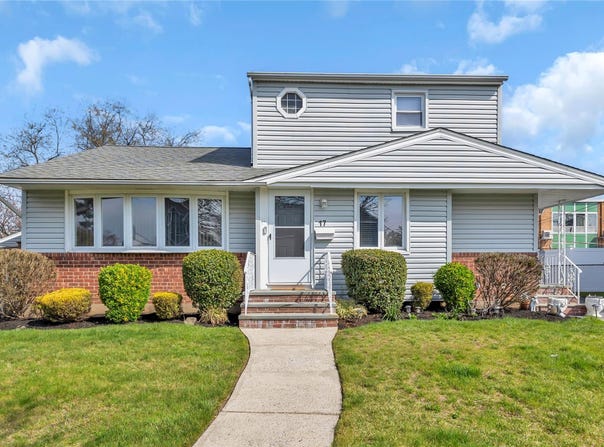 17 Columbia Road, Hicksville, NY 11801