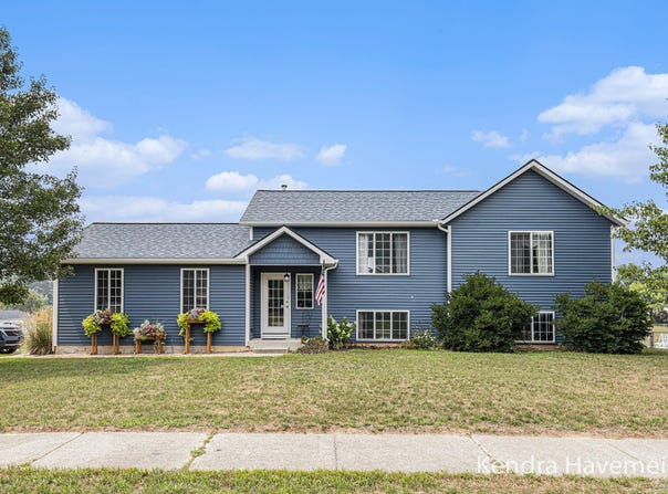 7045 Shalimar Drive NE, Comstock Park, MI 49321