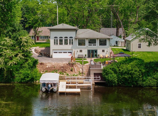 5420 W Peninsula Dr, Waterford, WI 53185