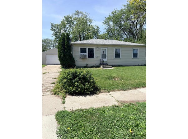 1220 SENECA ST, Storm Lake, IA 50588