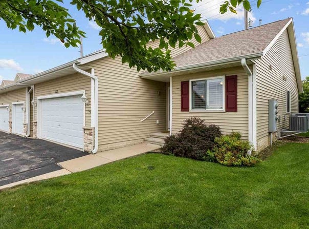 1458 Tower Ln, CedarRapids, IA 52402