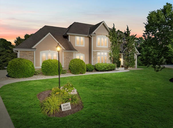 W160n5452 Westwind Dr, Menomonee Falls, WI 53051