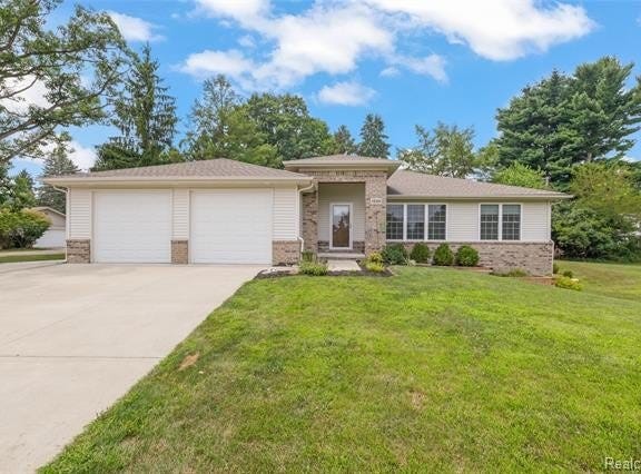 1235 Fox Hills Drive, Howell, MI 48843