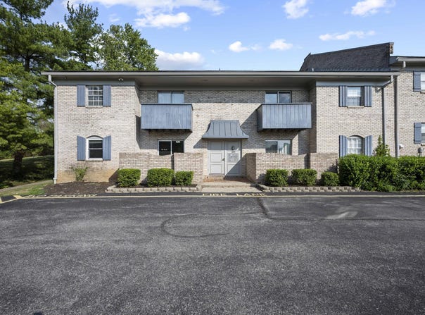 1092 Armstrong Mill Road, Lexington, KY 40517