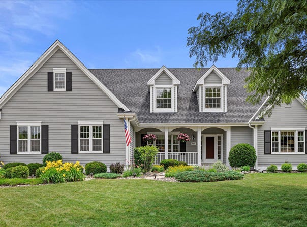 869 Oak Ridge Cir, Hartford, WI 53027