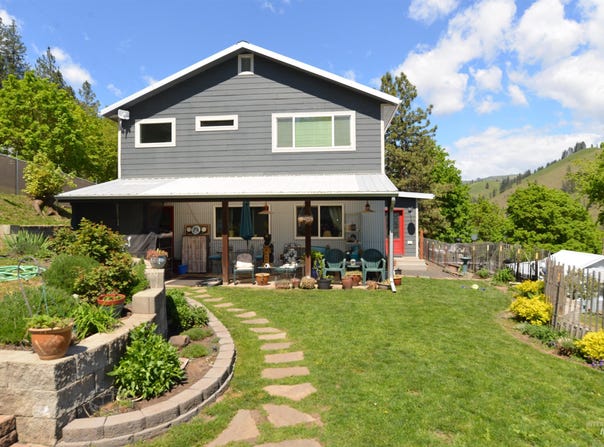 415 W Howard St, Peck, ID 83545