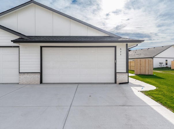 471 E Harper St, Valley Center, KS 67147-8948