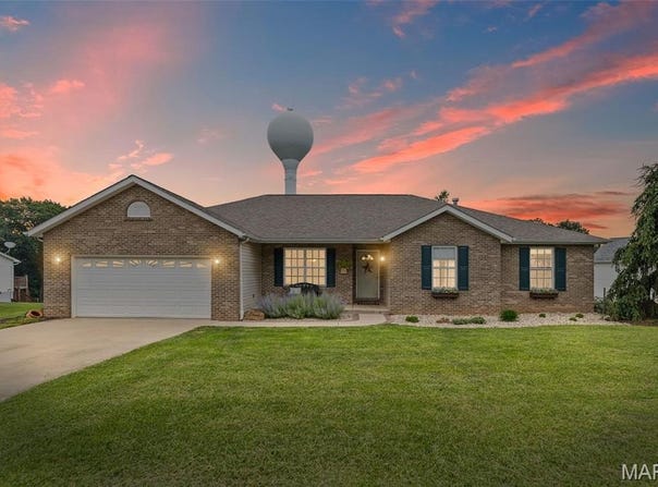 227 W Woodland Ridge, Valmeyer, IL 62295