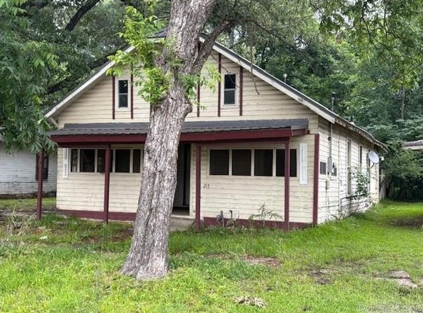 215 S Washington Street, Hope, AR 71801