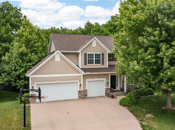 2106 Glen Oaks Knl, Coralville, IA 52241
