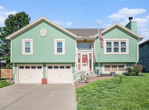 212 Hampton Drive, Smithville, MO 64089