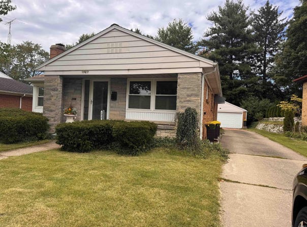 1927 Rockne Drive, South Bend, IN 46617-2242