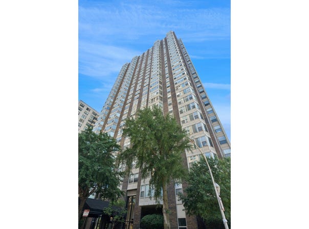 525 W HAWTHORNE Place, Chicago, IL 60657
