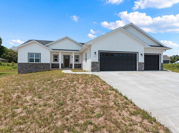 2996 CREEKWOOD Drive, GREEN BAY, WI 54311