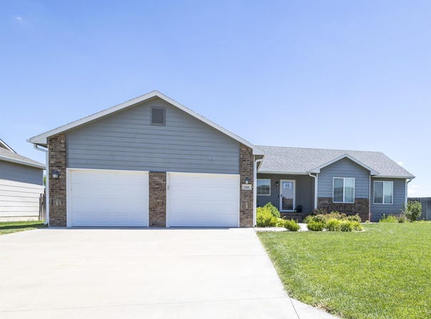 525 Foxfire St, McPherson, KS 67460