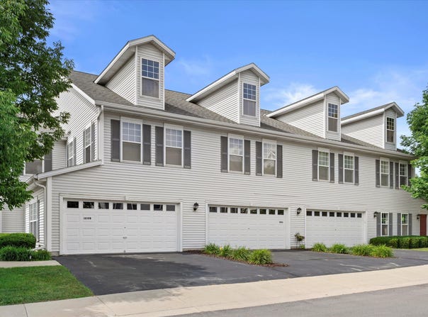1210 Woodbury Cmn, Waukesha, WI 53189