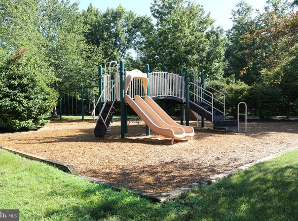 2 CHESTERFIELD COURT, FLEMINGTON, NJ 08822