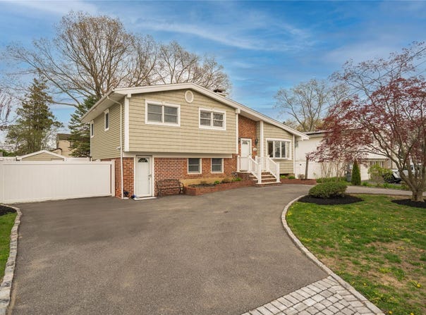 203 W 18th Street, Deer Park, NY 11729