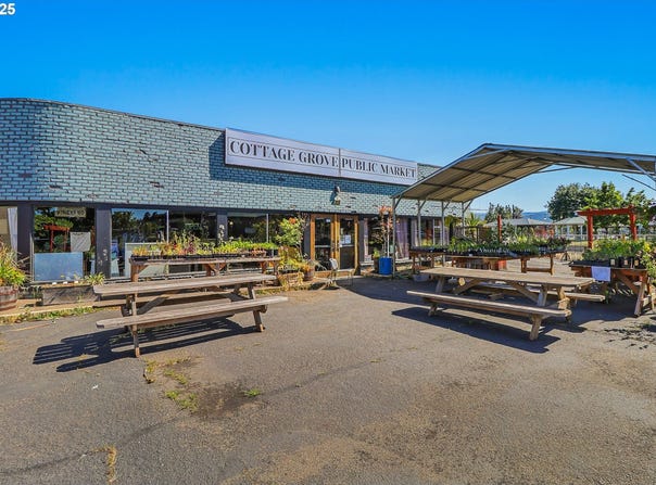 926 E MAIN ST, Cottage Grove, OR 97424