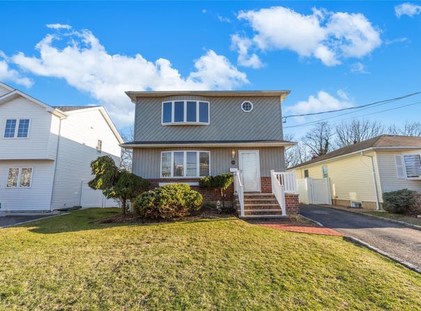 254 N Richmond Avenue, Massapequa, NY 11758