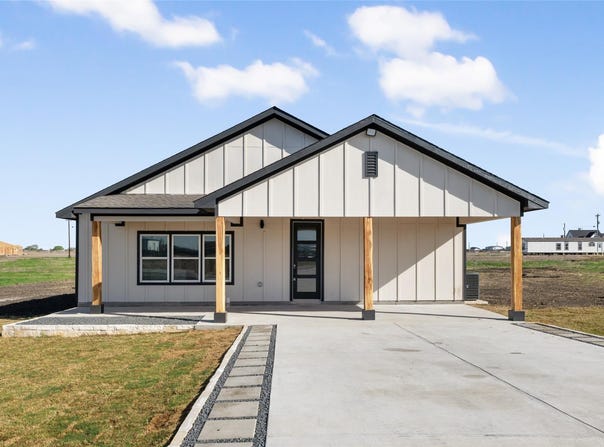 195 Bianca CIR, Del Valle, TX 78617