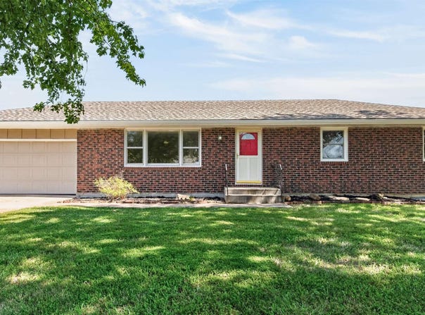 3411 SE Shawano DR, Berryton, KS 66409