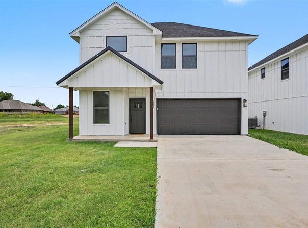 318 6th St, Elgin, OK 73538