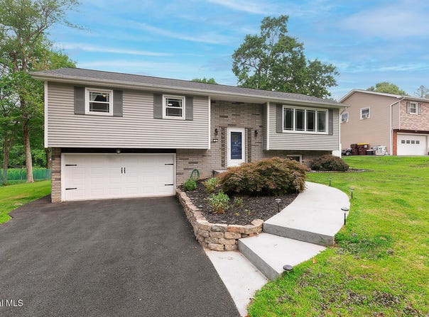 3 Audrey Lane, North Greenbush, NY 12198