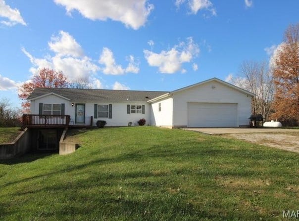 1495 Woburn Avenue, Greenville, IL 62246