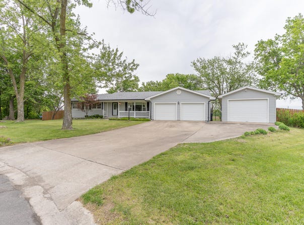 1900 EASTBROOK Circle, Moberly, MO 65270