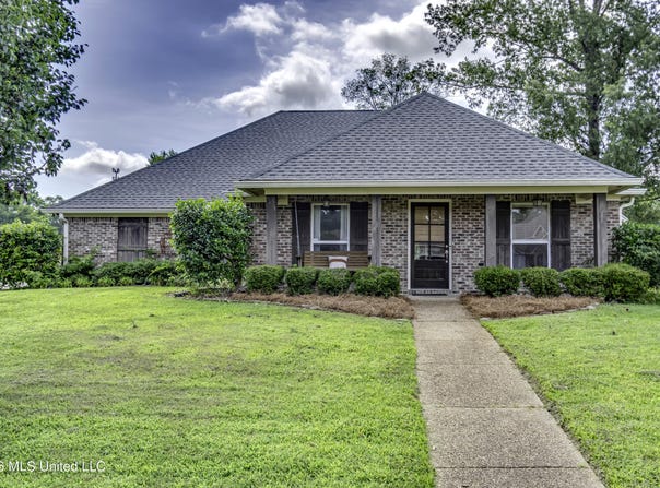 128 W Pinebrook Drive, Brandon, MS 39047