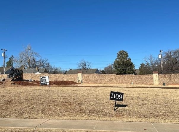 1109 Cumberland Court, Nichols Hills, OK 73116