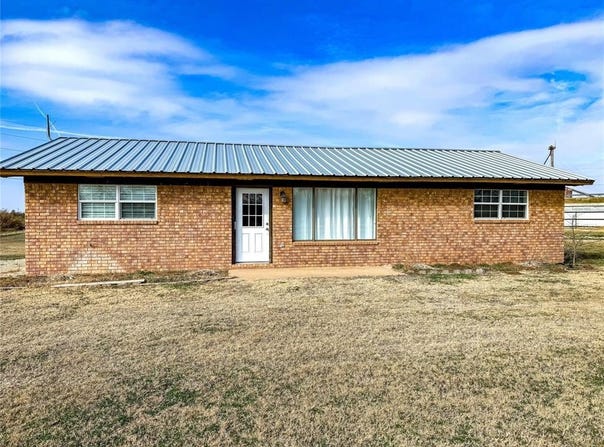 311 S Fir Ave, Munday, TX 76371