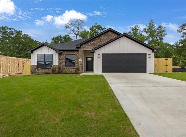 16226 Crossing Circle, Lindale, TX 75771