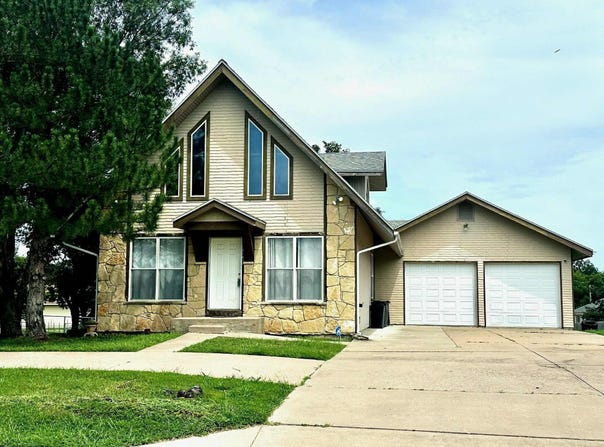 1318 Hillside Dr, Winfield, KS 67156