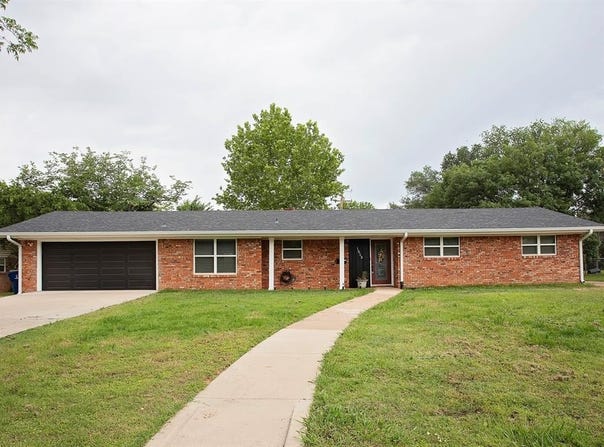 1413 Oak Hills Drive, Graham, TX 76450