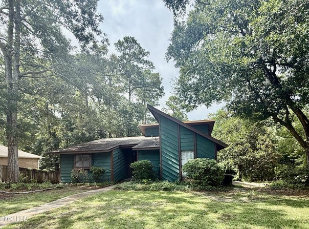 140 Booth Circle, Ocean Springs, MS 39564