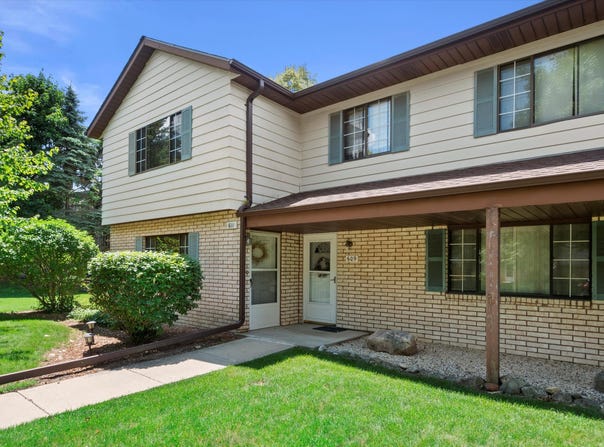 611 Dundee Ln, Hartland, WI 53029
