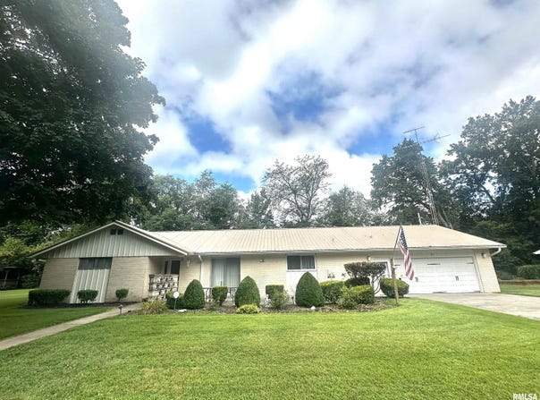 57 SHERWOOD Drive, Centralia, IL 62801