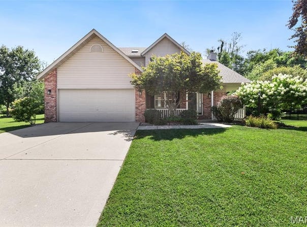 2807 Hunters Crossing Drive, Edwardsville, IL 62025