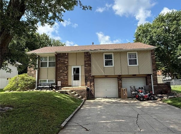 1512 N Blue Mills Road, Independence, MO 64056