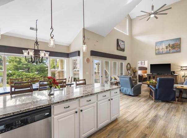 720 Emerald Pointe Drive, Hollister, MO 65672