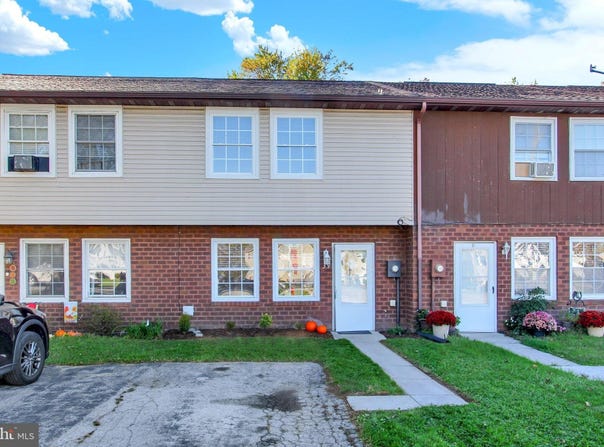 39 COMMERCE Street, NEW OXFORD, PA 17350