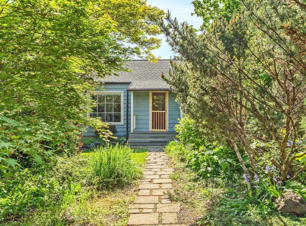 54 Gresham Street, Ashland, OR 97520