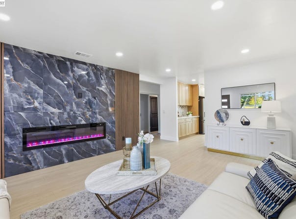 1913 W Middlefield Rd, Mountain View, CA 94043