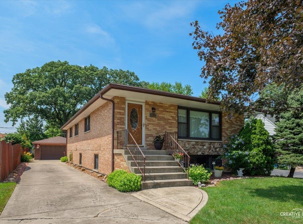 10624 S 83rd Avenue, Palos Hills, IL 60465