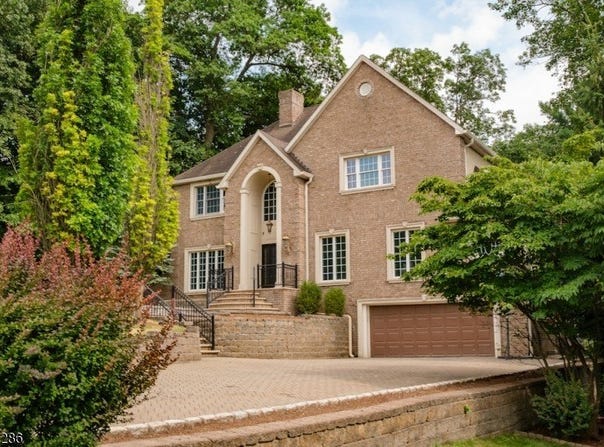 296 Oakwood Ave, North Haledon Boro, NJ 07508-2423