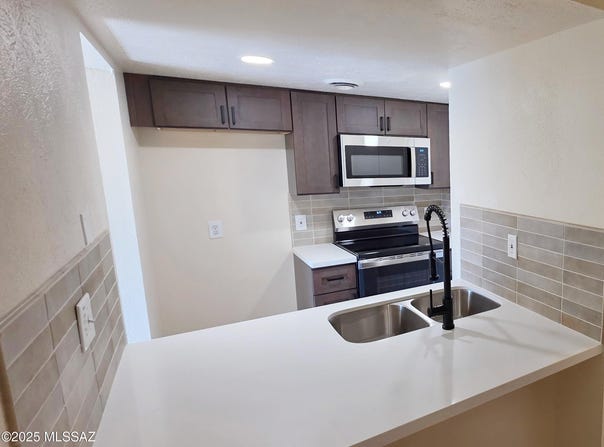 1620 N Wilmot Road, Tucson, AZ 85712