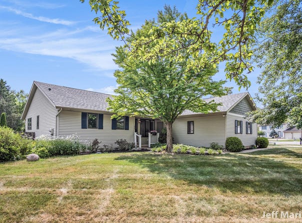 1867 Forest Lake Drive SE, Grand Rapids, MI 49546